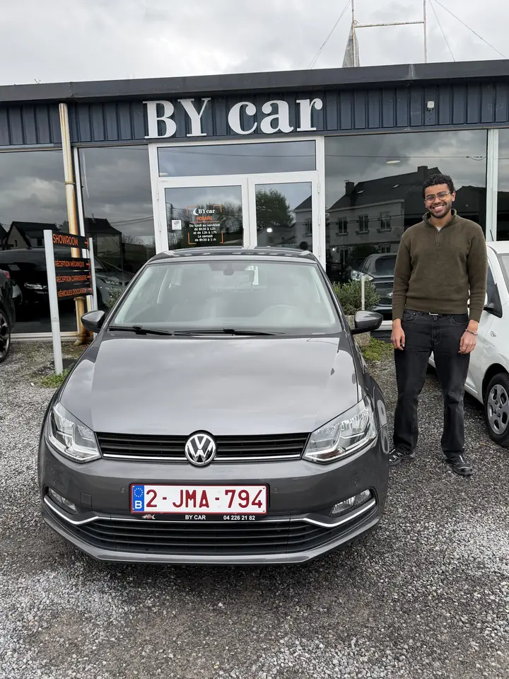 Client BY CAR avec son véhicule au showroom