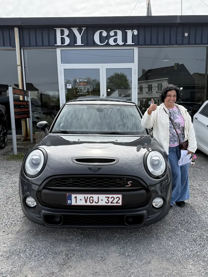 Cliente BY CAR avec son véhicule au showroom