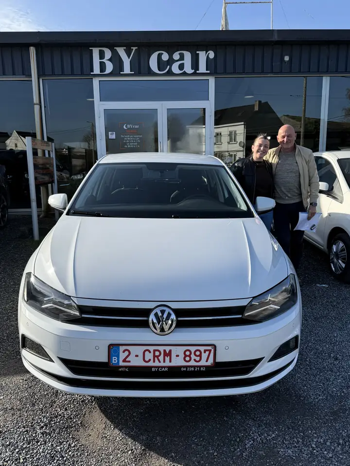 Clients BY CAR avec leur véhicule au showroom