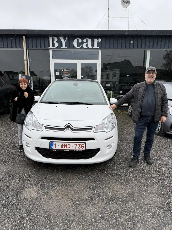 Clients BY CAR avec leur véhicule au showroom