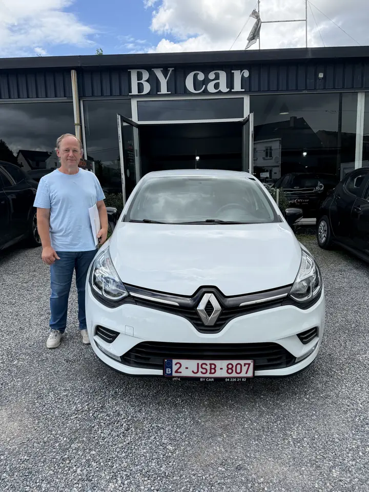 Client BY CAR avec son véhicule au showroom