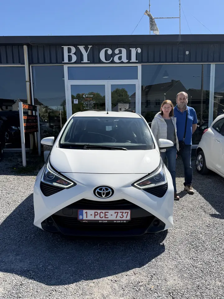 Clients BY CAR avec leur véhicule au showroom