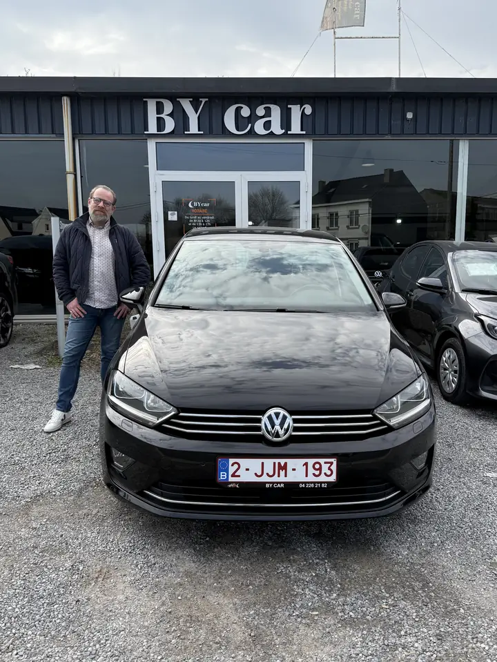 Client BY CAR avec son véhicule au showroom