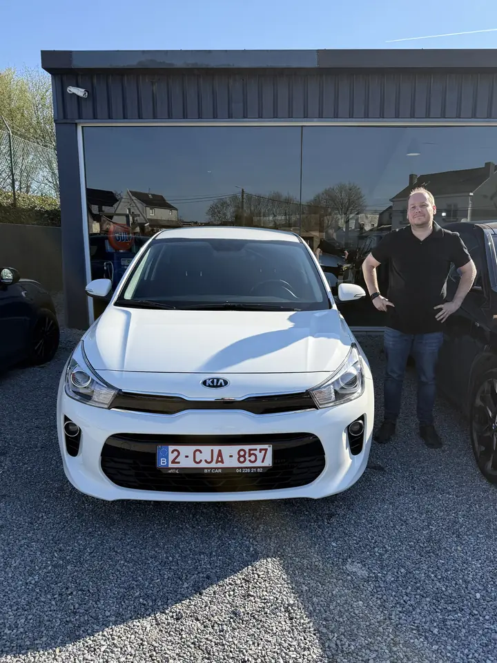 Client BY CAR avec son véhicule au showroom