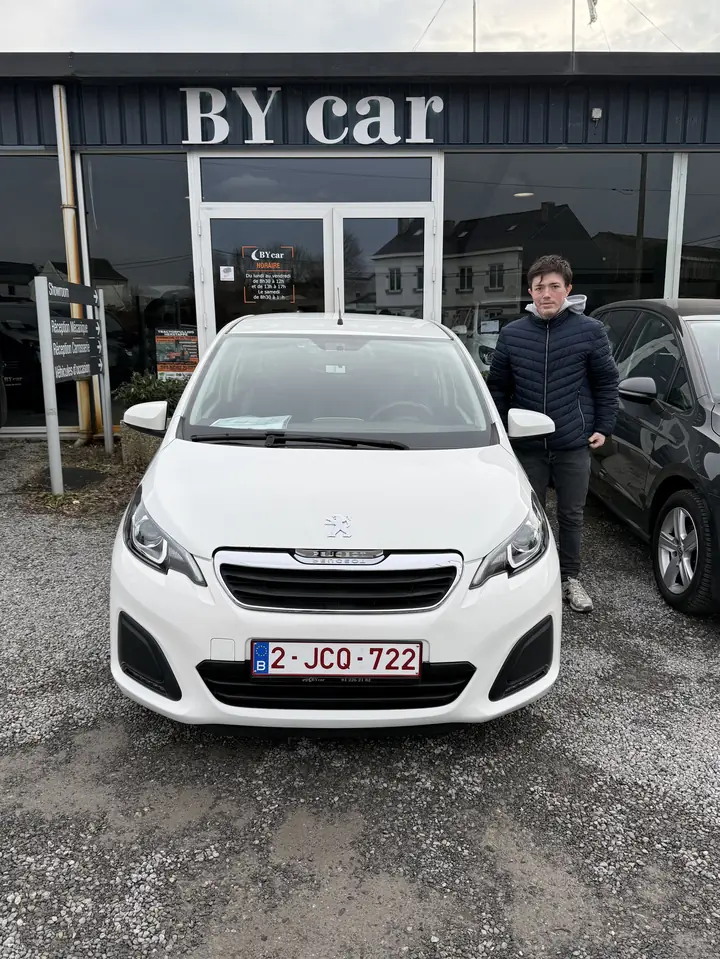 Client BY CAR avec son véhicule au showroom