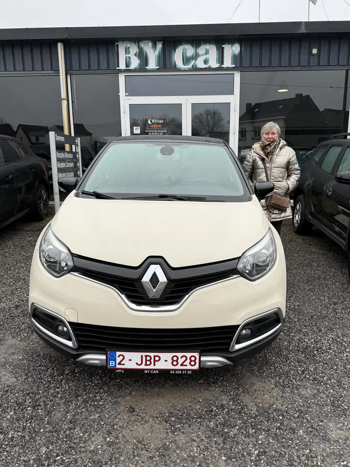 Cliente BY CAR avec son véhicule au showroom
