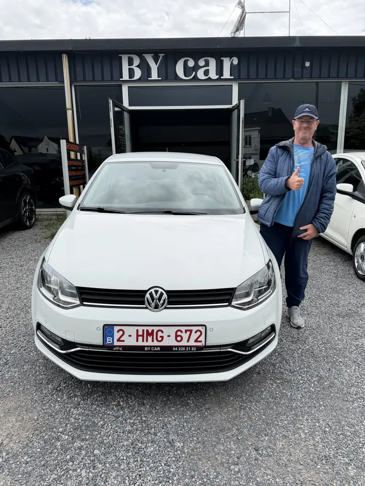 Client BY CAR avec son véhicule au showroom