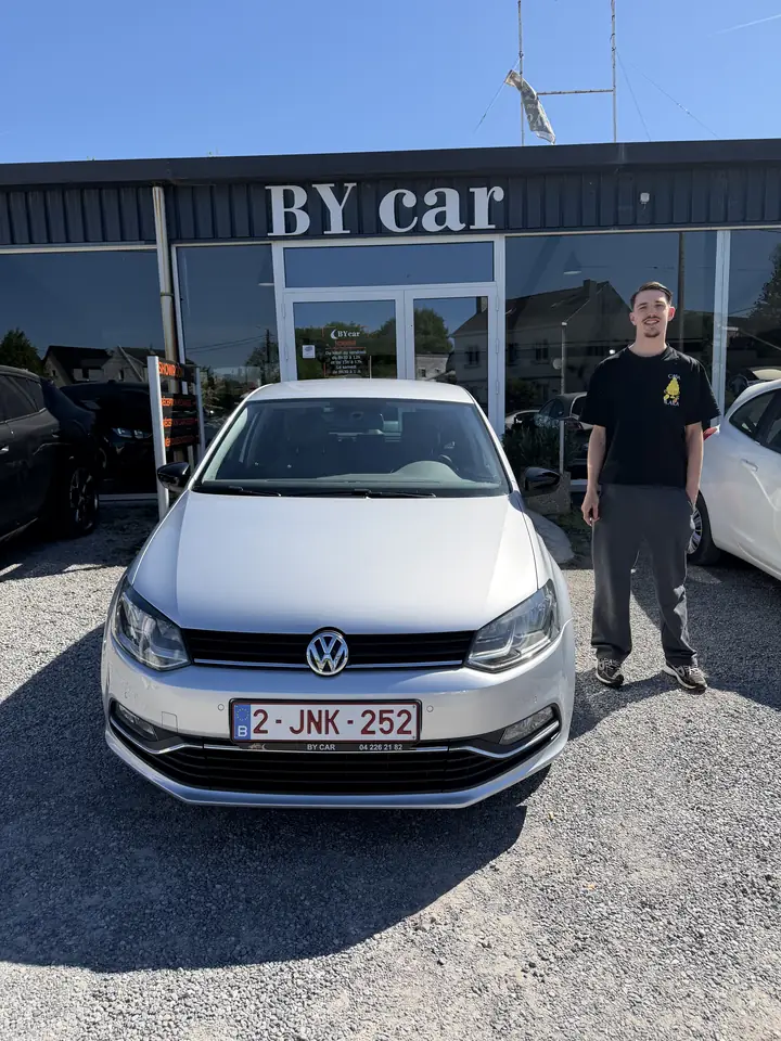 Client BY CAR avec son véhicule au showroom