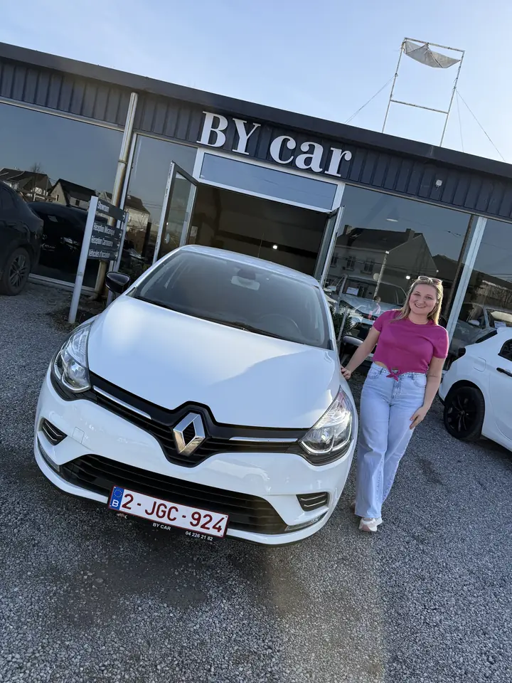 Cliente BY CAR avec son véhicule au showroom