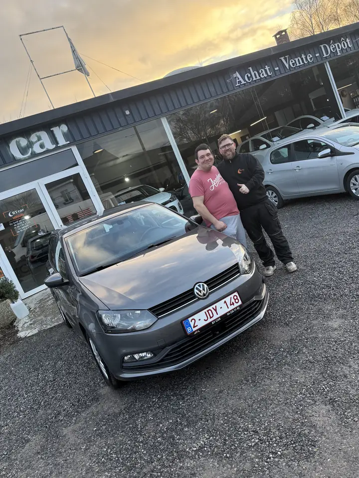 Clients BY CAR devant le showroom