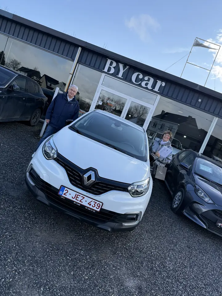 Clients BY CAR avec leur véhicule au showroom