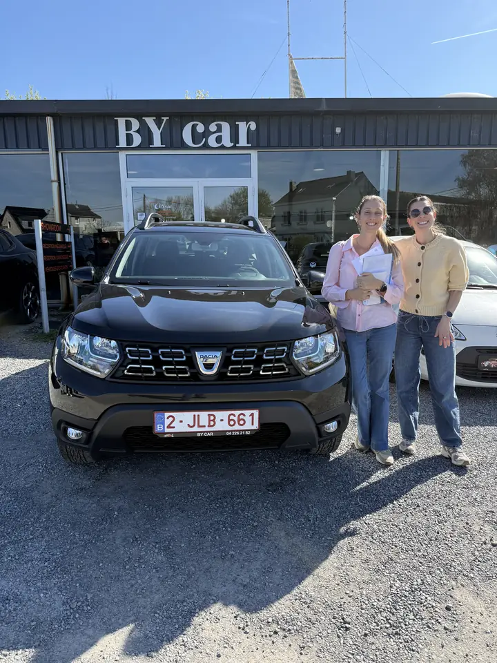 Clientes BY CAR avec leur véhicule au showroom