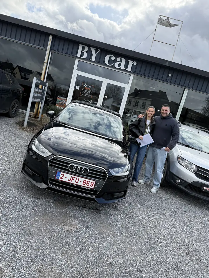 Clients BY CAR avec leur véhicule au showroom