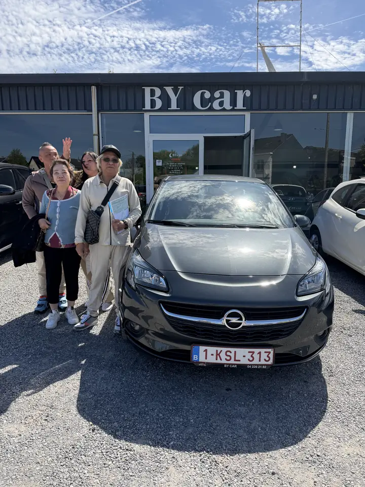 Clients BY CAR avec leur véhicule au showroom
