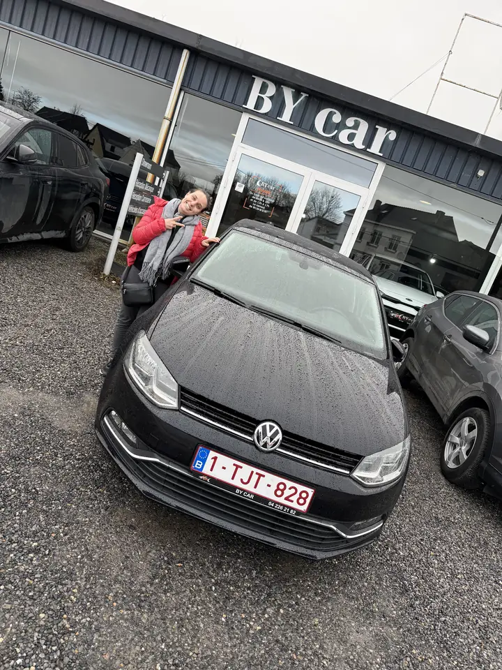 Cliente BY CAR avec son véhicule au showroom