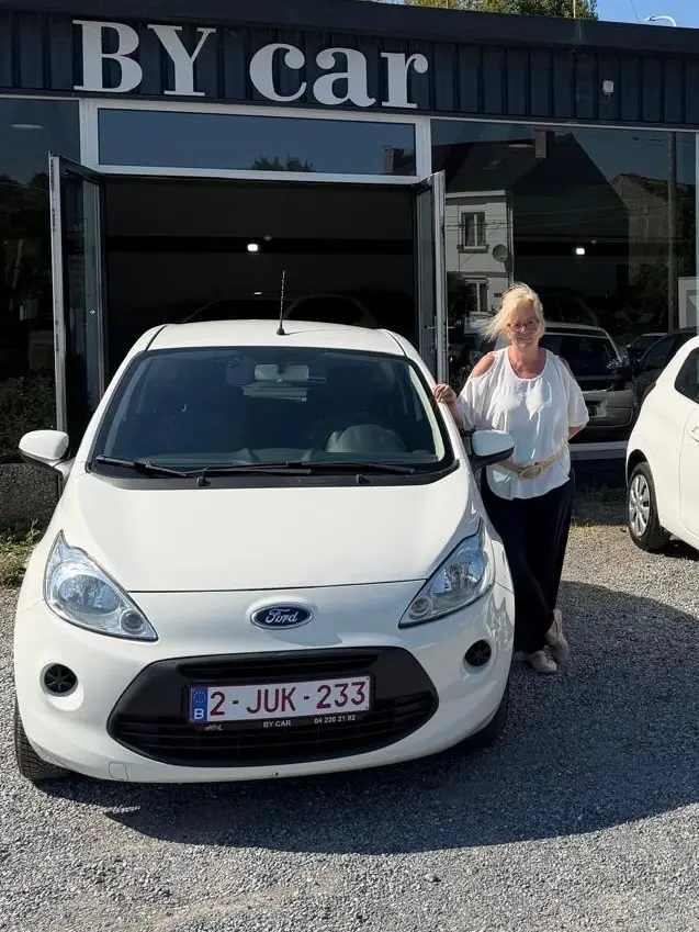 Cliente BY CAR avec son véhicule au showroom
