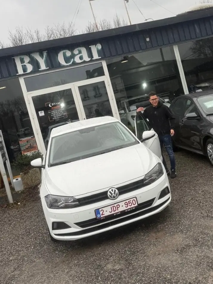 Client BY CAR avec son véhicule au showroom