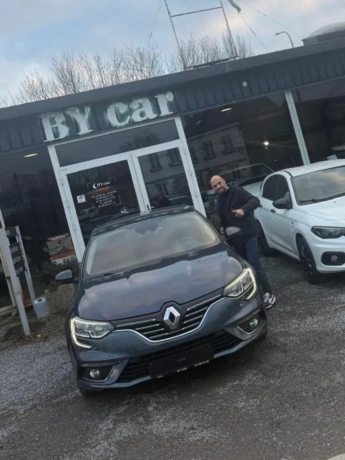 Client BY CAR avec son véhicule au showroom