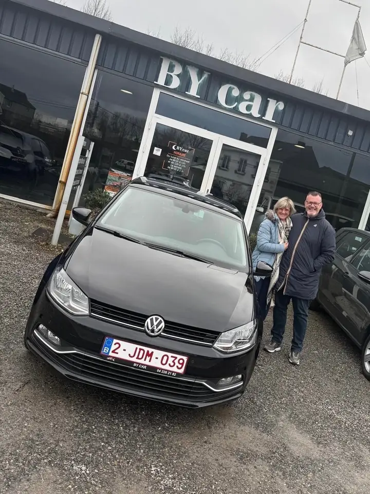 Clients BY CAR avec leur véhicule au showroom