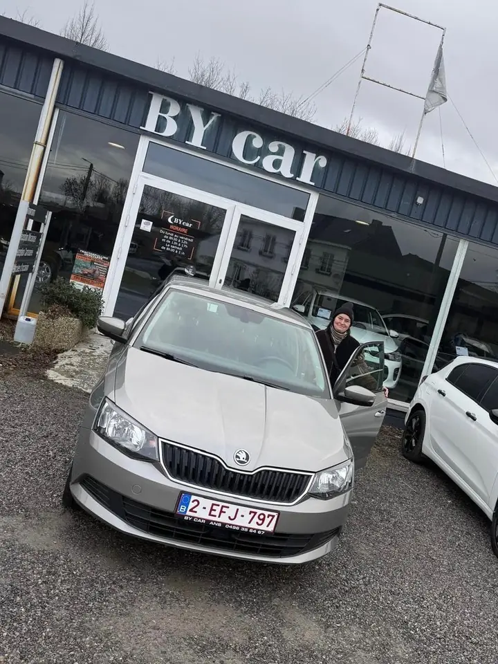 Cliente BY CAR avec son véhicule au showroom
