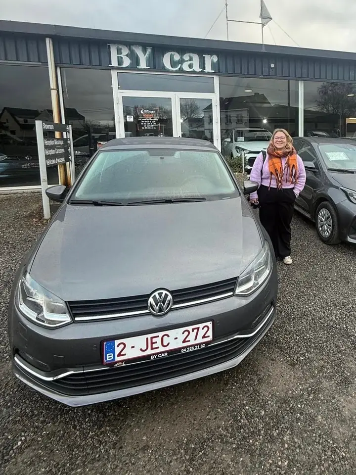 Cliente BY CAR avec son véhicule au showroom