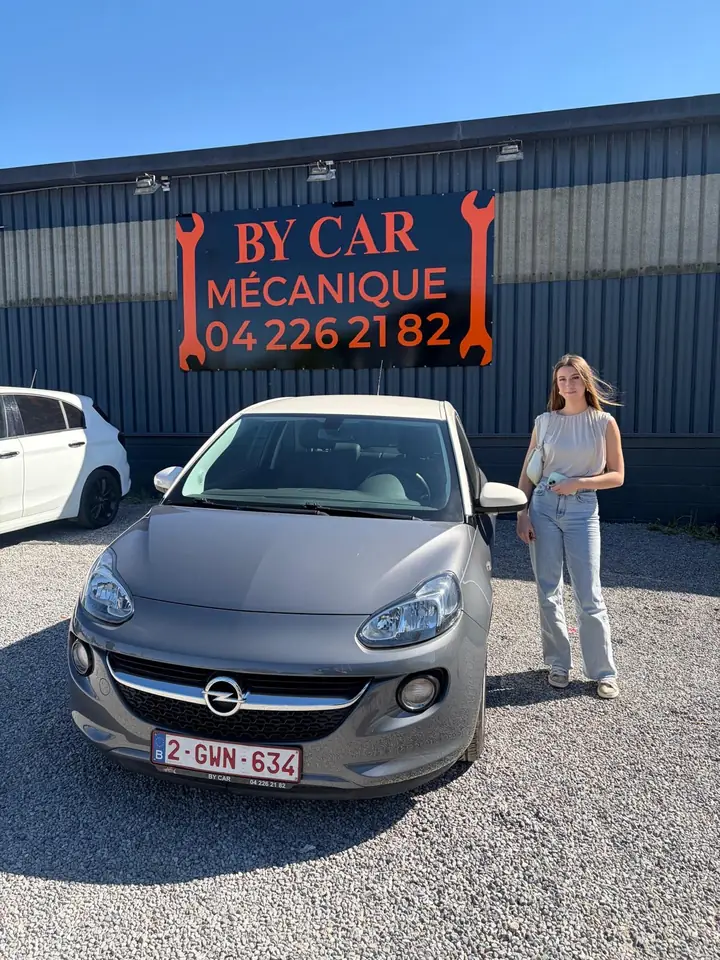 Cliente BY CAR avec son véhicule au showroom