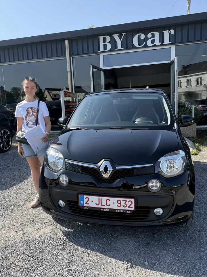 Cliente BY CAR avec son véhicule au showroom